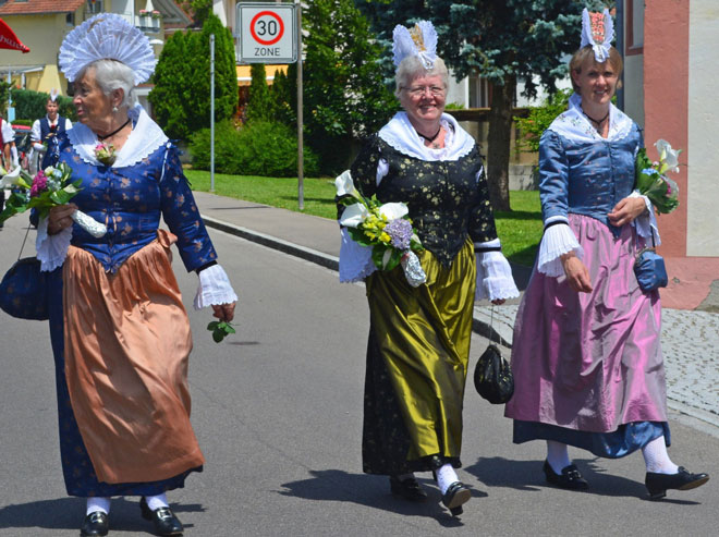 Seidene Festtagstracht