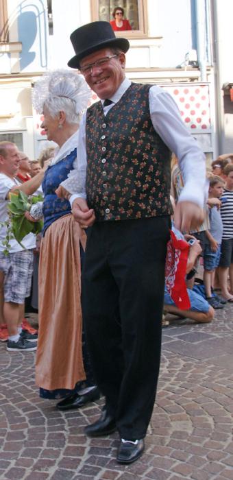 Seidene Festtagstracht